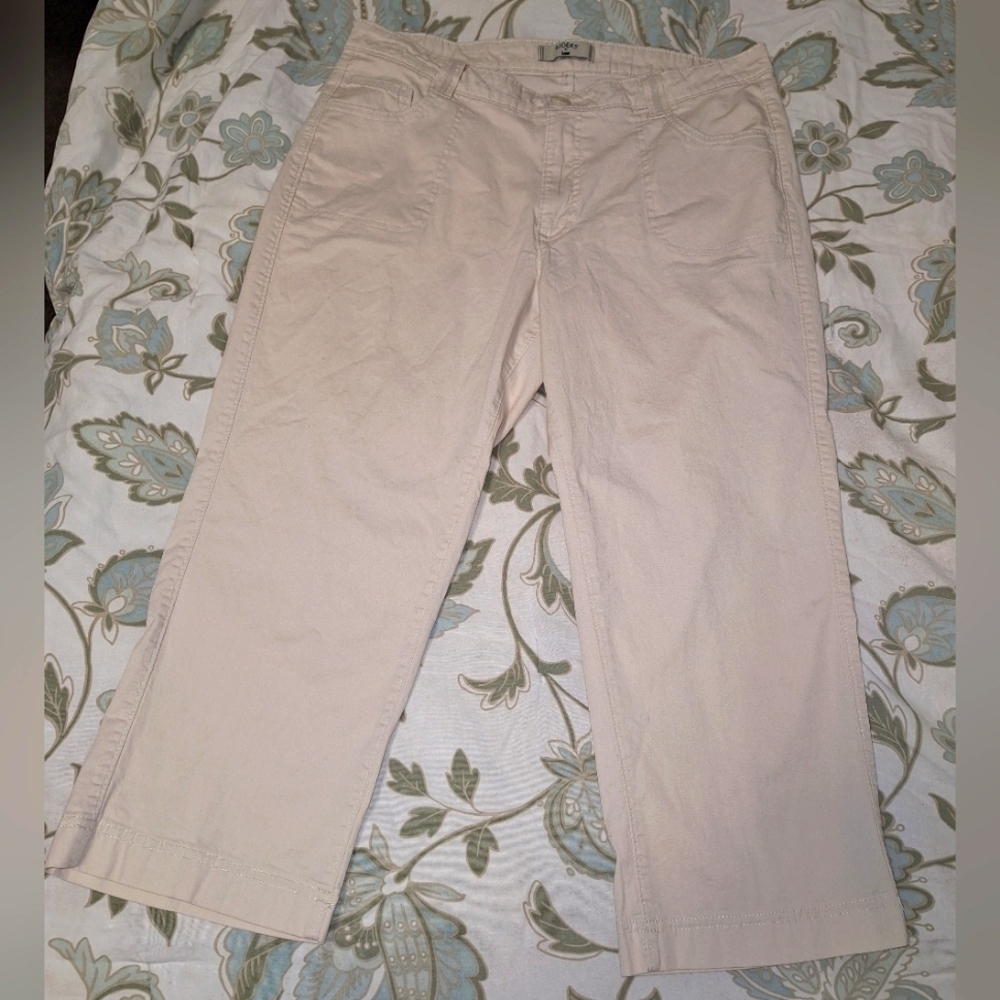 Riders by Lee ladies size 14 cream color capris. Cotton/Spandex. 17.5" waist.